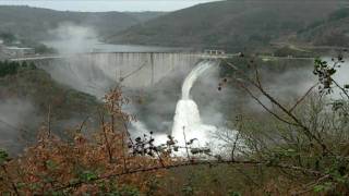 preview picture of video 'Aliviadero del embalse de Belesar - The Belsar dam overflowing. Galicia, Spain'