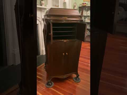A Precious Little Thing Called Love by Lou Gold & His Orchestra, 1928 on the 1922 VV-130 Victrola