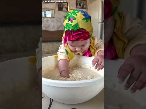 هذي البنت تسوي خبزة على شكل وردة مع والديها 😳🌹