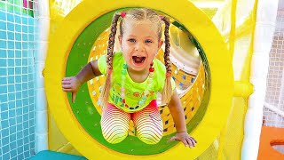 Roma y Diana juegan con Mamá – Divertido parque infantil para la familia