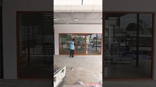 ประตูบานสวิงเดี่ยวพร้อมช่องแสงข้าง