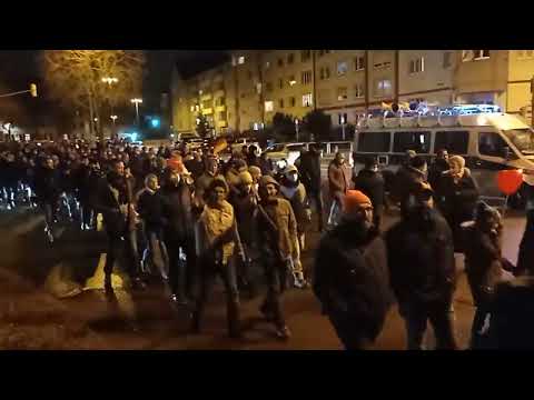 Ulm 11. 2 . 22 . Die Strapaziergänger werden mehr und mehr  8 - 10 tausend strapazieren friedlich .