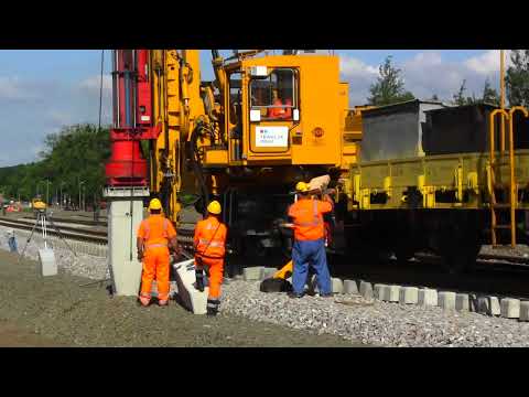 Kafar w akcji - Fundamenty palowe pod słupy sieci trakcyjnej.
