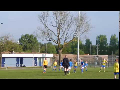 Vrije trap Kampong met schot hoog over.