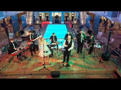 8 Musiker:innen mit 2 Bläsern