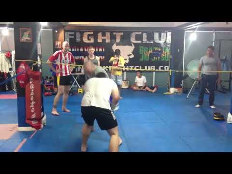 Old school sparring  in preparation for Operation Smile Thailand fight night 😂😂😂