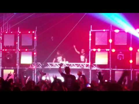 Da Tweekaz - Frozen (played by themselves @ Easter Rave 2016)