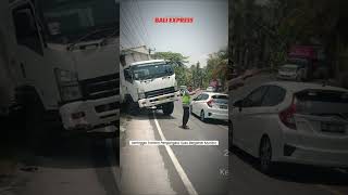 Download lagu Rolling Backwards on the 'Skull Route,' Logistics Truck Carrying 20 Tons of Milk Hits Package Tru... mp3