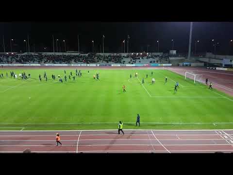 AC Oulu - MP. Fanit valmistautuu rynniin kentälle. 2min jäljellä. 6-0. Poliisijoukot seuraa katseell