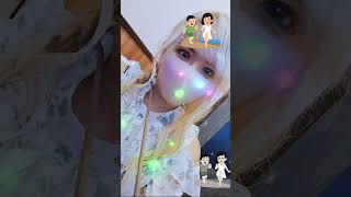 プールサイドの美女が振り返って…