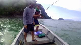 preview picture of video 'Queen fish and barracuda on Tun's first popping trip!! Kuching,Sarawak,Malaysia.'