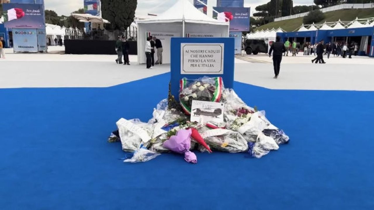 Mazzi di fiori per i militari caduti in Bosnia al Villaggio della Difesa al Circo Massimo