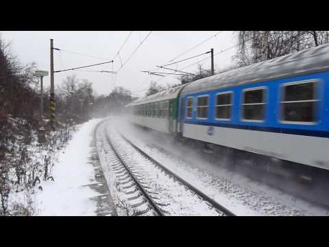 Lokomotiva 363.071 projíždí zastávku Praha - Strašnice + pískání a houkání