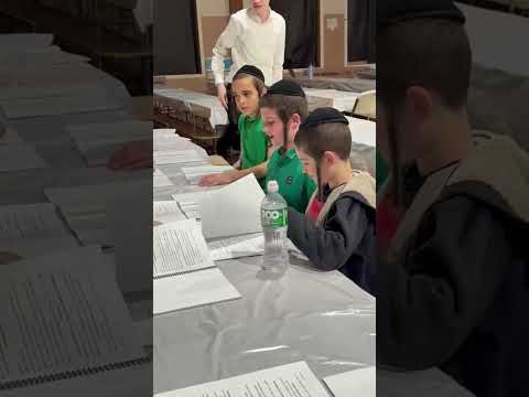 א נייע שפיל איז אויפן וועג...