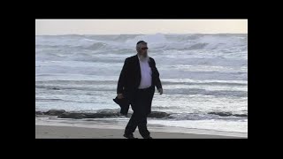 החילוני שמצא תורה וכסף  הרב רוני בוסי יצ"ו (הרב רוני בוסי) - התמונה מוצגת ישירות מתוך אתר האינטרנט יוטיוב. זכויות היוצרים בתמונה שייכות ליוצרה. קישור קרדיט למקור התוכן נמצא בתוך דף הסרטון