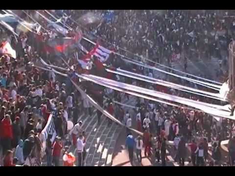 "Huracan saca la bandera de san lorenzo." Barra: La Banda de la Quema • Club: Huracán • País: Argentina