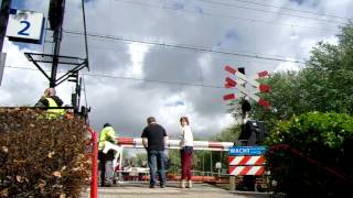 preview picture of video 'Spoorwegovergang Vlaardingen Railroad/ Level Crossing; Overwegstoring'