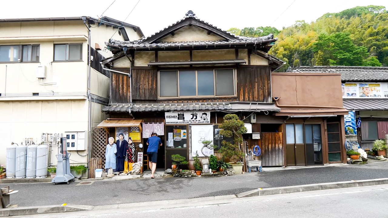 Why Is This 77-Year-Old Mom’s Giant Okonomiyaki So Popular?"