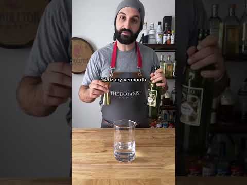 How to Make a Dirty Martini #martini #cocktailrecipes #mixology