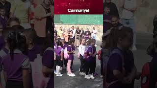 Okula başlayan miniklerin ilk gün heyecanı