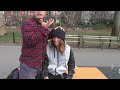Luodong Memijat Pria Berambut Panjang Di Taman Washington Square
