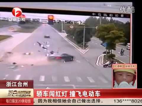 Driver in China runs red light, hits two motorbikes plus van