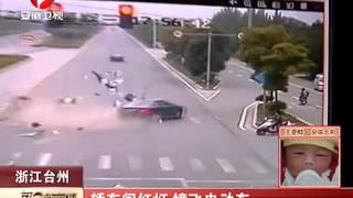 Driver in China runs red light, hits two motorbikes plus van