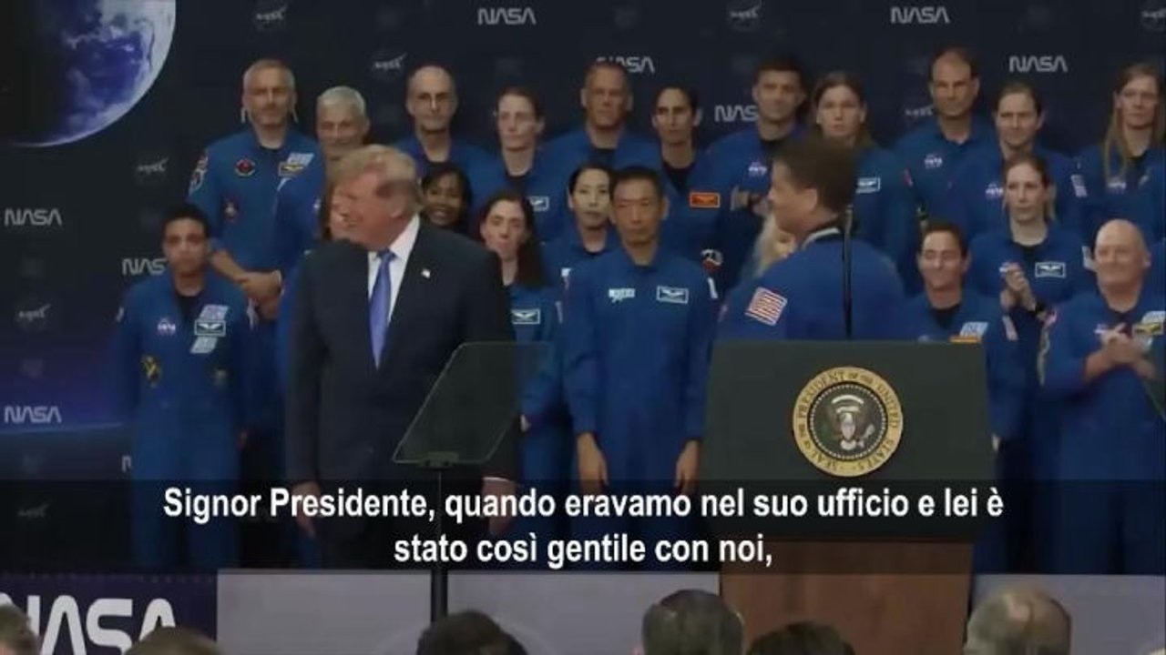 Astronauta Glover dona a Trump un giacca della Nasa personalizzata: Mantenuta la parola