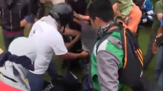 preview picture of video 'Normalistas Golpean Fuertemente a Policía en Acapulco Guerrero (10/11/2014)'