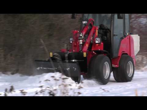 Schäffer Hoflader 2345 mit Schneeräumschild - Schnee schieben