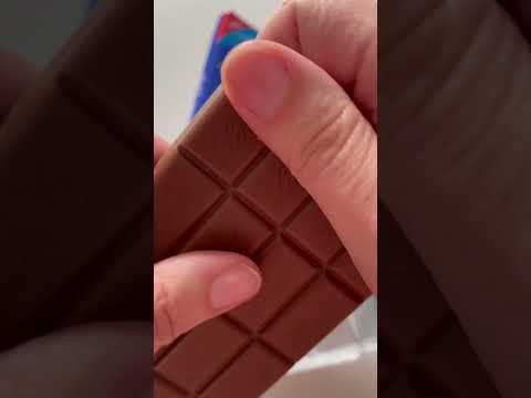LINDT MAÎTRE CHOCOLATIER WHOLE MILK HAZELNUT CHOCOLATE BAR SWEET SNACK TASTE TEST ASMR MUKBANG