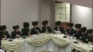 מוטי אילוביץ עם מקהלת ידידים במכירה פומבית של הצלה