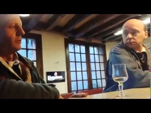 Deux mecs bourrés en pleine discussion de bar