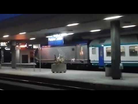 E464 nuova livrea DTR sul treno regionale proveniente da Ancona.