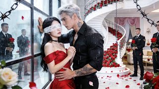 Gedwongen te trouwen op zijn zestigste, maar hij is dol op haar! En het lot schenkt hen drie engeltjes.