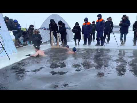 Саха моржи совершили экстремальный заплыв в Якутске Саха моржи совершили экстремальный заплыв в Якутске