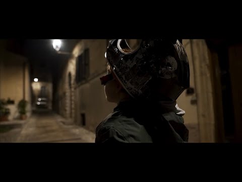 UN BIKER TRA I VICOLI DI FARA IN SABINA