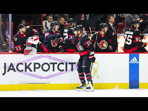 Giroux scores from center ice 🤯