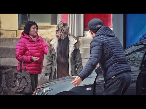 看到女孩遭可疑網約車司機拖拽，路人們會怎麼做？