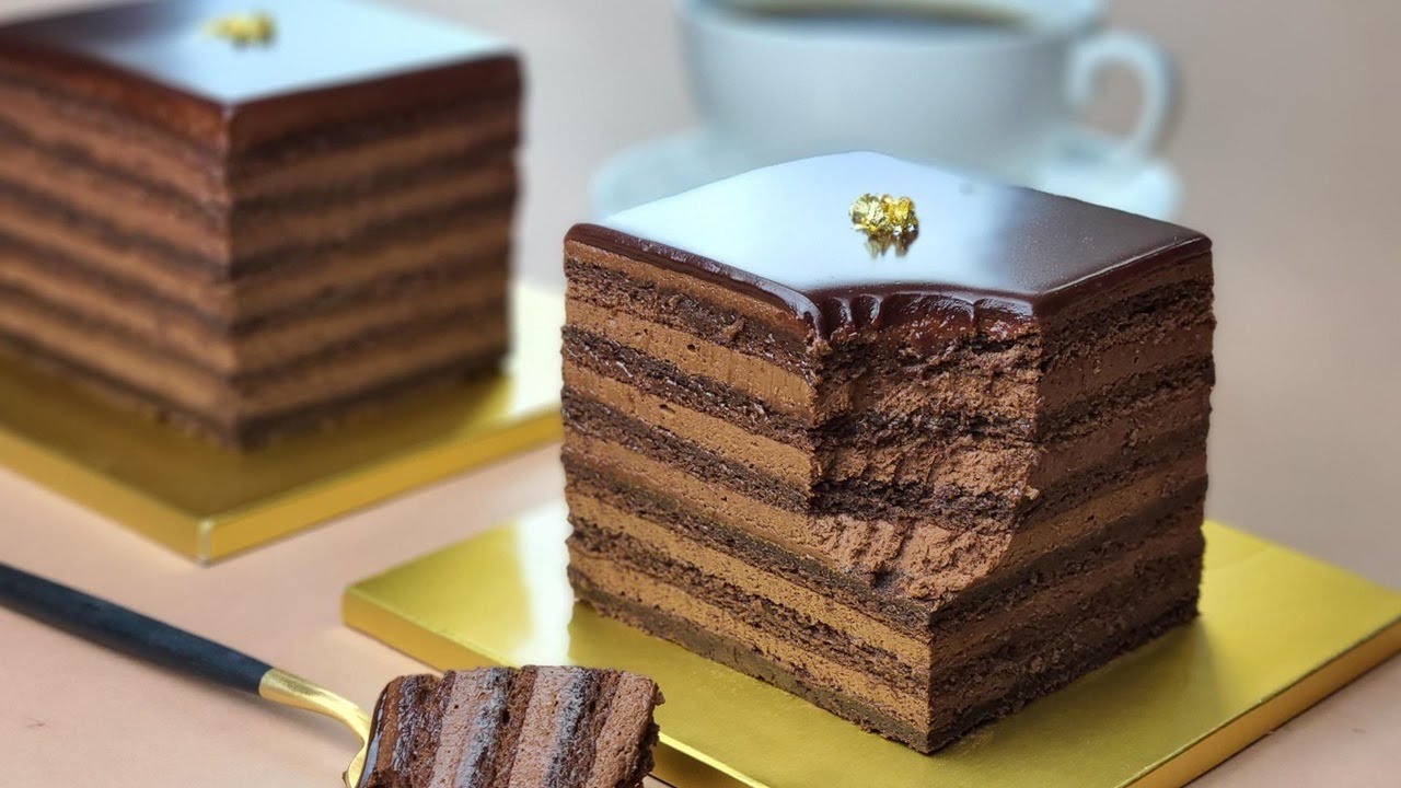 Today, I made a rich and soft chocolate cake without any flour. Aka, it is a gluten-free chocolate cake.  Flour has about 70% carbohydrates and 10% protein,  Among these proteins, there are gliadin and glutenin, which account for about 80%.