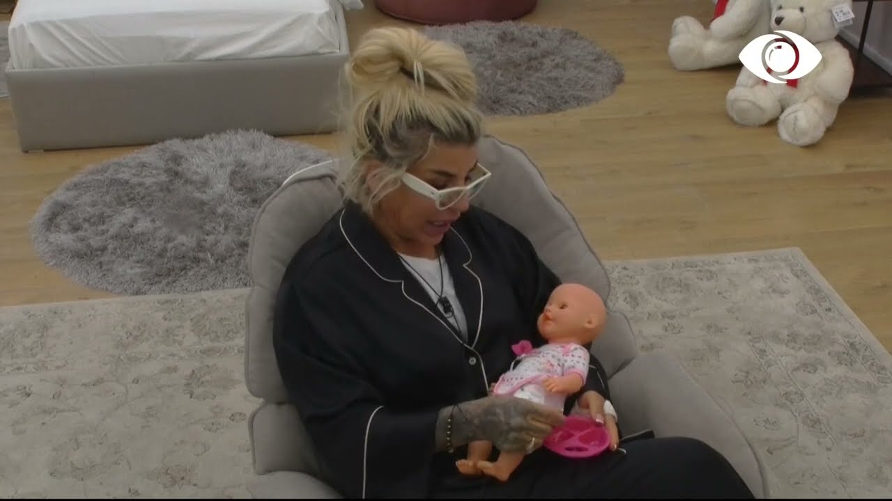 Të qarat e bebes zgjojnë Valbonën, ajo kujdeset për të