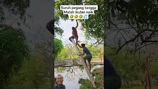 Download lagu Mandi Bareng💦 #fyp #viral #lucu #fuuny #comedy #mandi #ngakak #shortvideo #youtubeshorts #beranda mp3