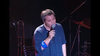 מעביר דף בהופעה בצוותא