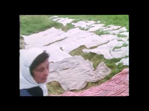 46. Traditionelle Lebensweise - Waschen am Gemeindebrunnen - 2.  Bleichen und Pleueln