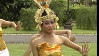 Rejang Dewa Dancing