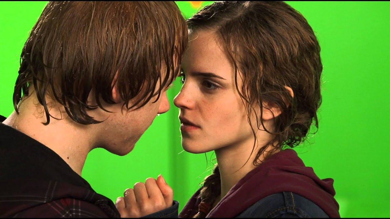 Ron and Hermione BTS Kiss / HP Wizards Collection - YouTube