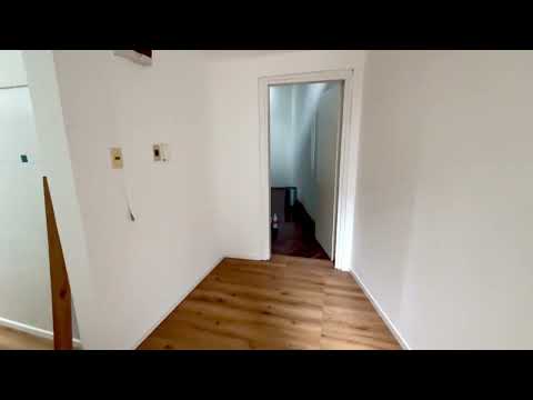 Video de YouTube - Pocitos.  Alquiler apartamento reciclado,ilumina p banderolasPor corredor en planta baja.Estar/comedor , junto a la cocina. 1 Dormitorio con placard .1 Baño completo en suite. Sin gastos com
