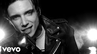 Kadr z teledysku We Don't Have To Dance tekst piosenki Andy Black