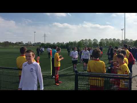 Erehaag voor kampioen SV Schalkhaar JO15-9