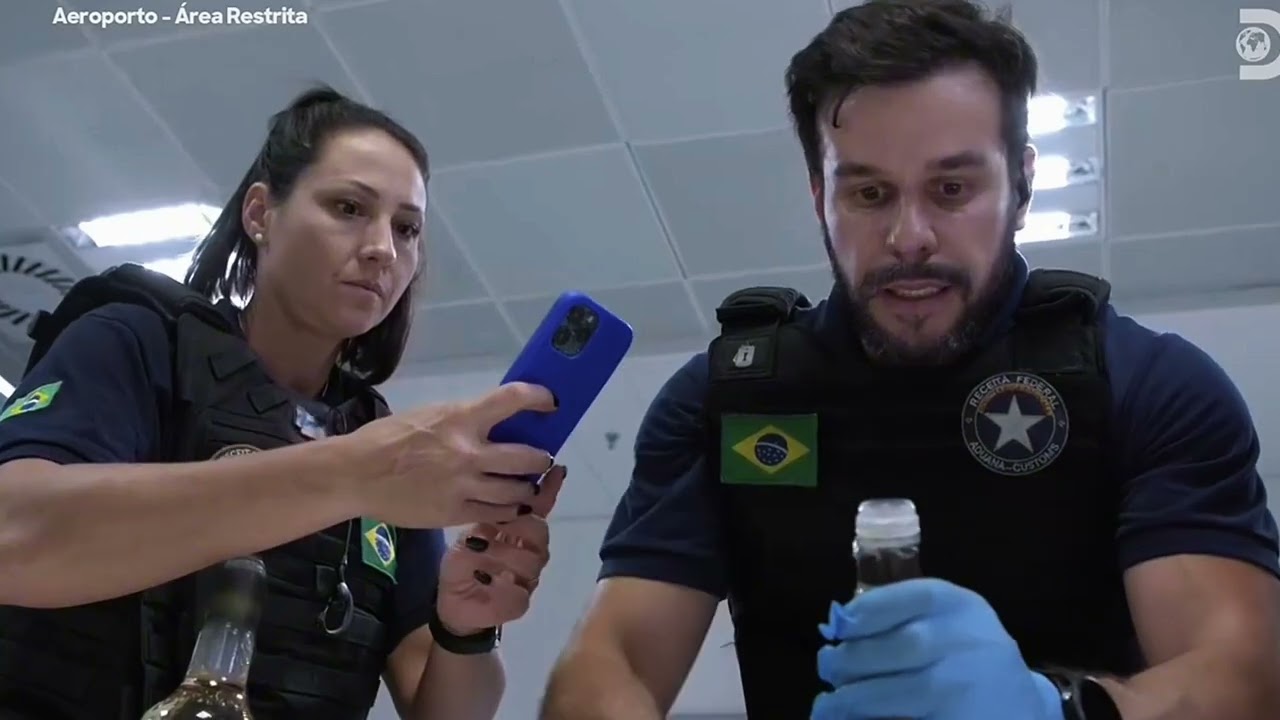 PASSAGEIRA TENTA PASSAR COM PRODUTO SUSPEITO NA GARRAFA [OPERAÇÃO PRF 🇧🇷] #receitafederal #prf